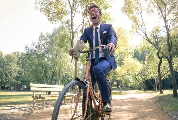 Gerente andando de bicicleta — Fotografia de Stock