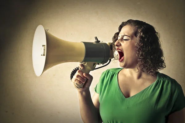 Mladá žena křičí do megafonu — Stock fotografie