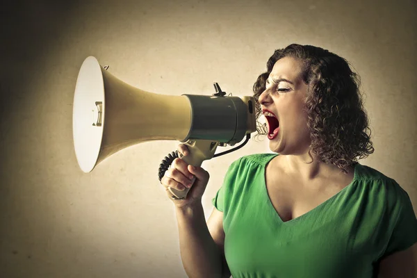 Jeune femme criant dans un mégaphone — Photo