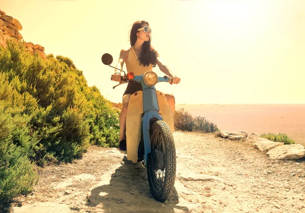 Schönes Mädchen am Steuer eines Mopeds — Stockfoto