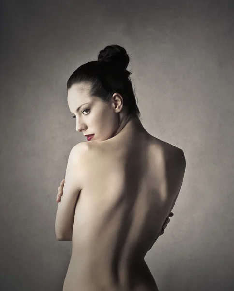 Mulher nua mostrando suas costas — Fotografia de Stock