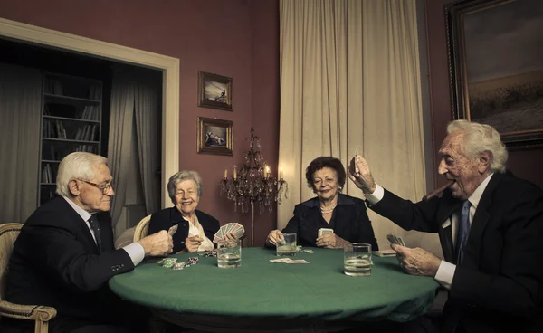 Groep ouderen speelkaarten — Stockfoto