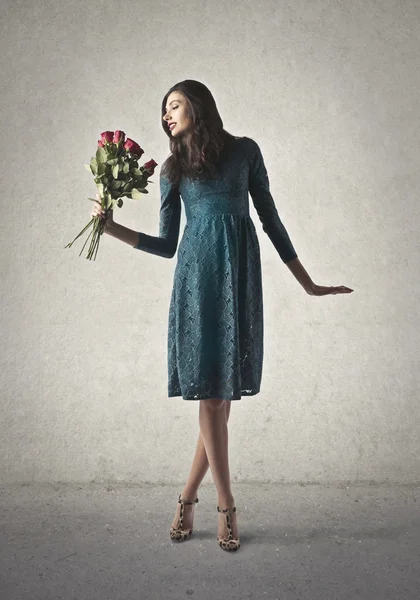 Mulher segurando rosas vermelhas em suas mãos — Fotografia de Stock