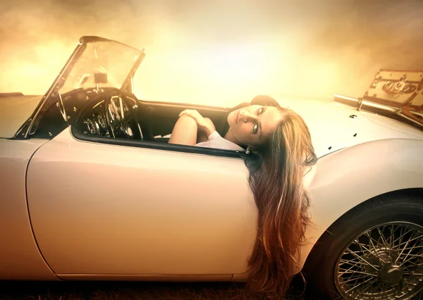 Mulher sentada em um carro elegante — Fotografia de Stock