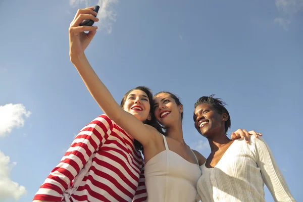 Três amigos tirando uma foto de si mesmos — Fotografia de Stock