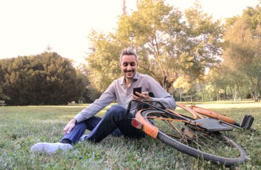 Parkta Bisiklete binmek