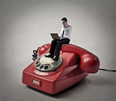 Bir dev kırmızı telefonda oturan işadamı