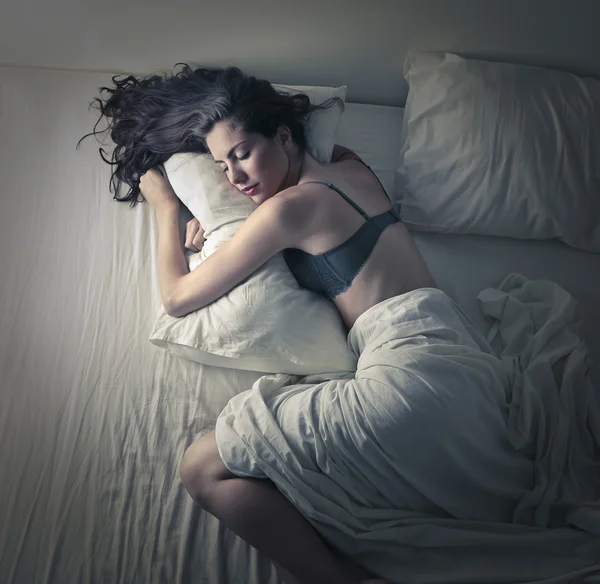 Красивая женщина спит — стоковое фото