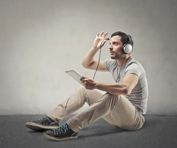 Man listening to music — Stock Photo, Image