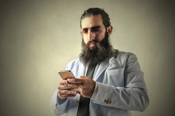 Man använder en smartphone — Stockfoto