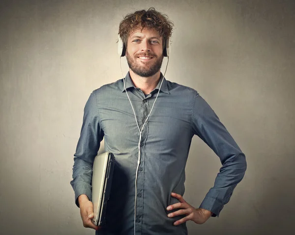 Счастливый человек слушает музыку — стоковое фото