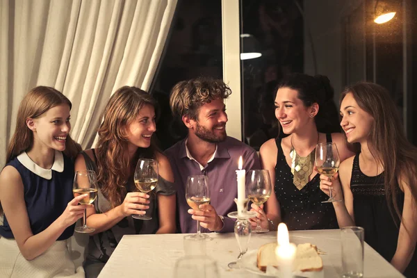 Vänner skrattar åt en middag — Stockfoto