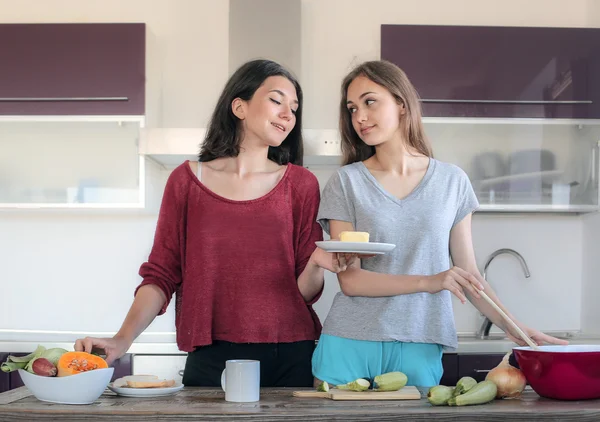 Trots meisjes koken — Stockfoto