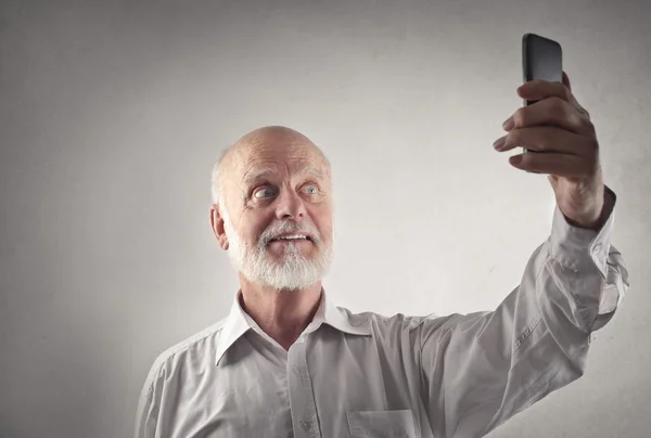 Homme âgé faisant un selfie — Photo