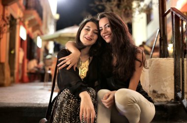 birlikte oturan arkadaşlar