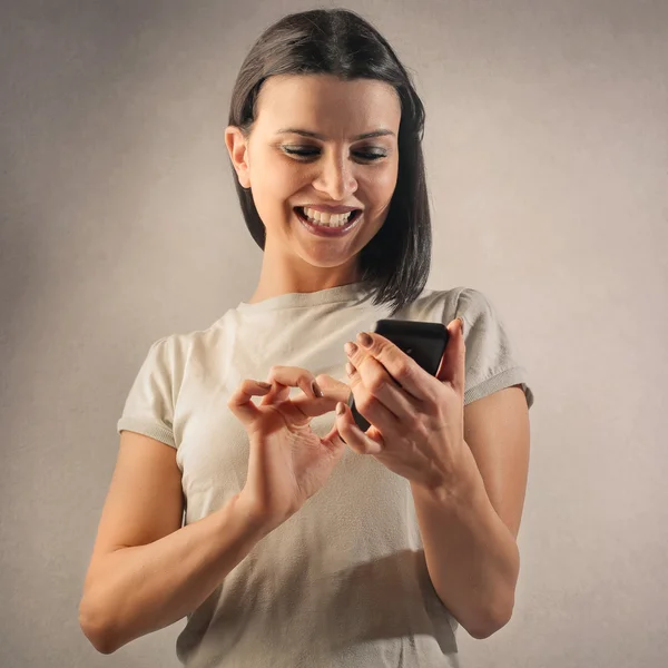 Giovane donna utilizzando uno smartphone — Foto Stock