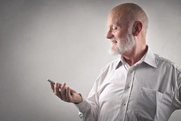 Uomo anziano che si occupa di tecnologia — Foto Stock