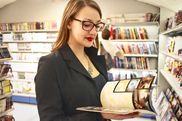 Mulher lendo uma revista — Fotografia de Stock