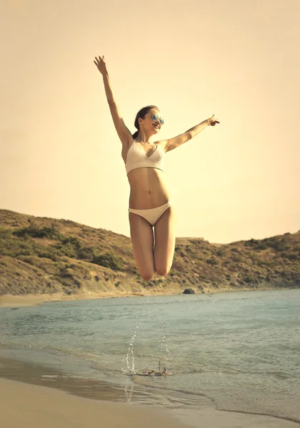 Springen op het strand — Stockfoto