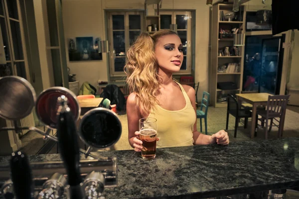 Молода жінка п'є пиво — стокове фото