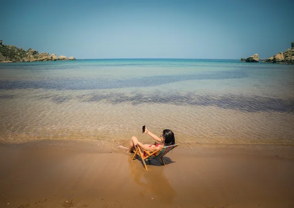 Розслаблена жінка на пляжі — стокове фото