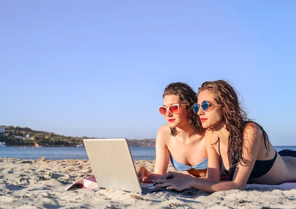 Vänner på stranden — Stockfoto