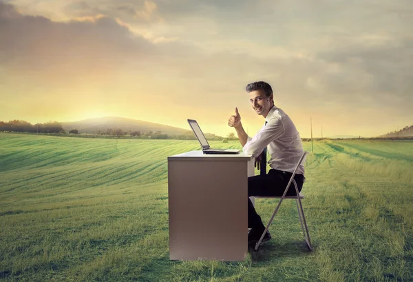 Glücklicher Geschäftsmann in einem seltsamen Büro — Stockfoto