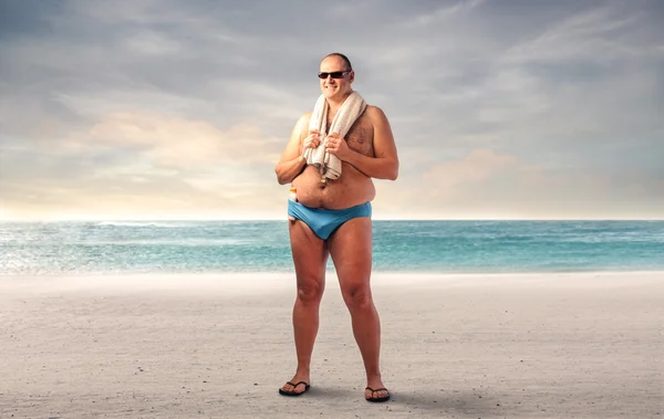 Hombre regordete en la playa — Foto de Stock