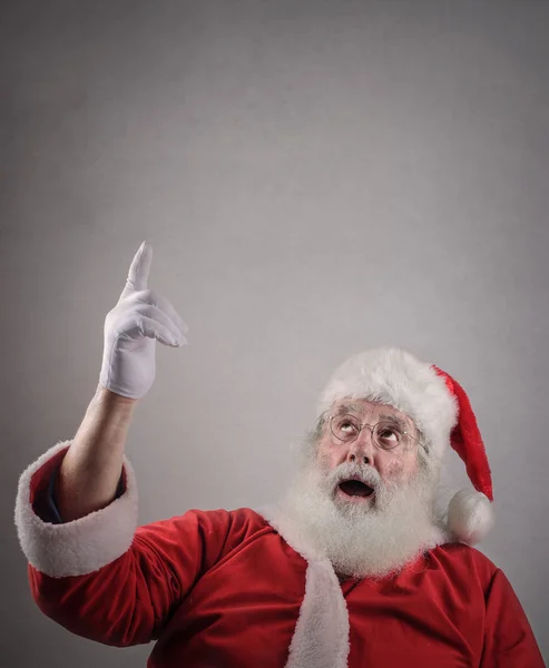 Papai Noel apontando para cima — Fotografia de Stock