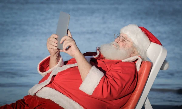 Papai Noel refrigeração à beira-mar — Fotografia de Stock