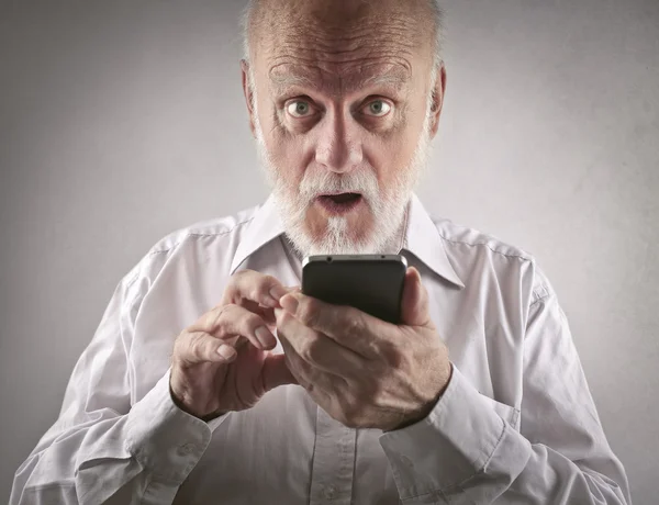 El hombre usando tecnología — Foto de Stock