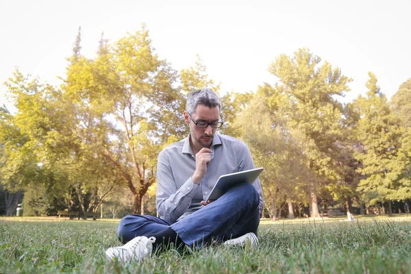 Mann im Park — Stockfoto