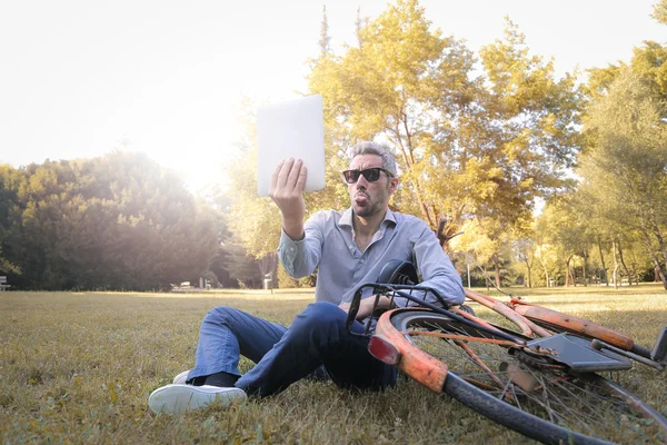 Homme au parc faisant un selfie — Photo