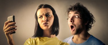 Çift bir selfie yapıyor