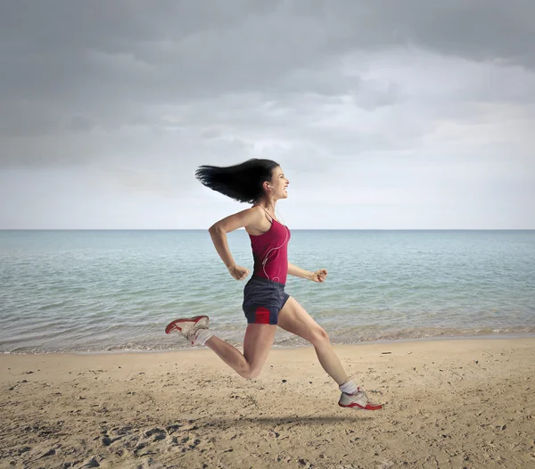 Atleet opleiding op het strand — Stockfoto