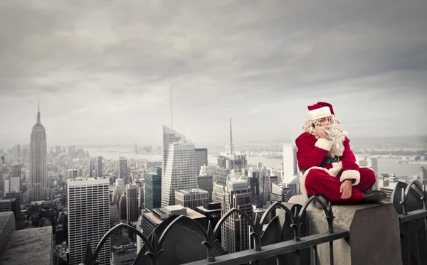Papai Noel fazendo um telefonema — Fotografia de Stock