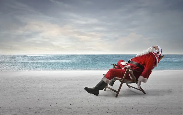 Santa Claus op het strand — Stockfoto