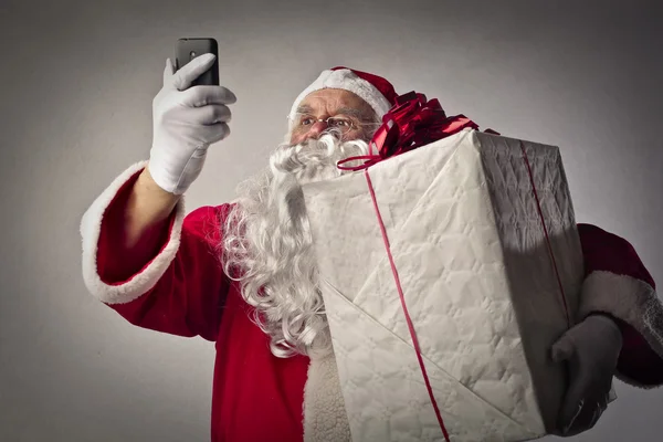 Санта Клаус делает селфи — стоковое фото