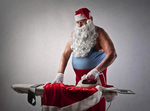 Santa Claus doen het strijken — Stockfoto