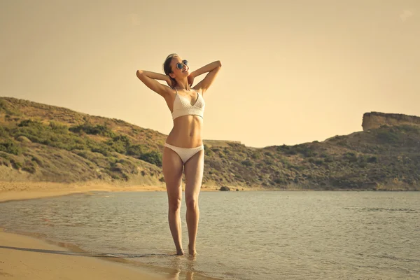 Mooie vrouw aan het strand — Stockfoto