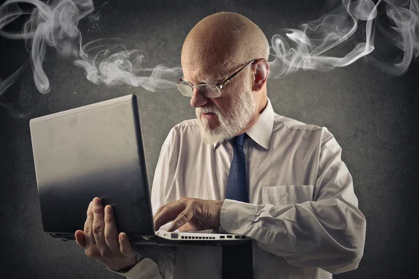 Zły człowiek za pomocą laptopa — Zdjęcie stockowe