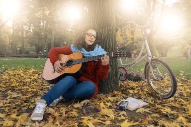 Gitar çalan kadın