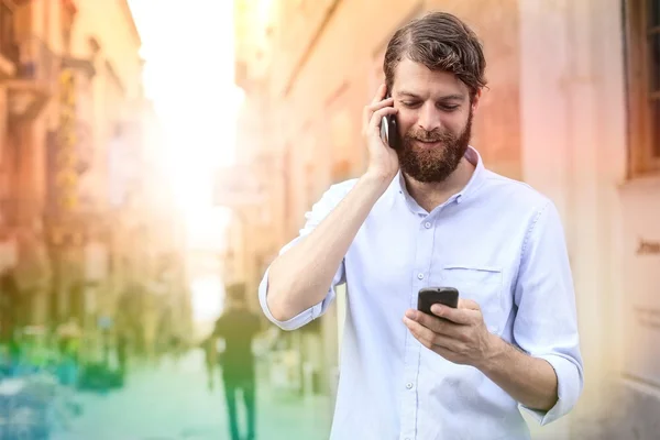 Homem a falar ao telefone — Fotografia de Stock