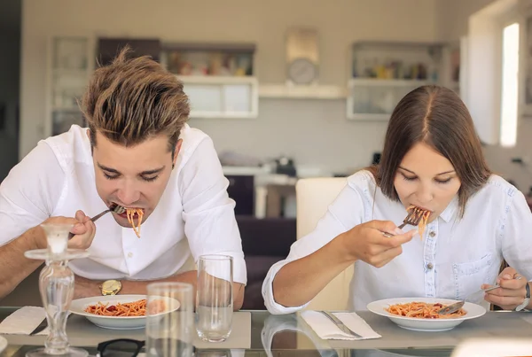 Couple eating pasta — Stock Photo, Image