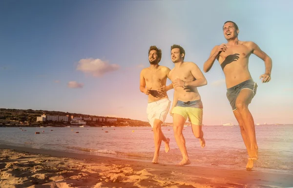 Mannen in het strand — Stockfoto