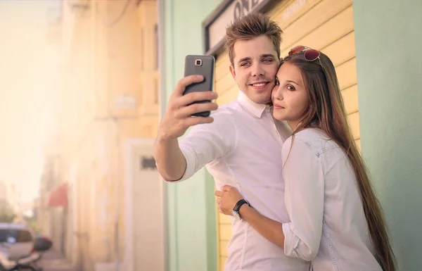 Casal tomando uma selfie — Fotografia de Stock