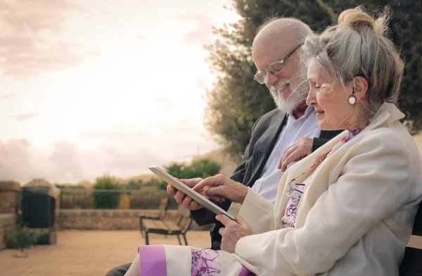 Casal velho com tablet — Fotografia de Stock