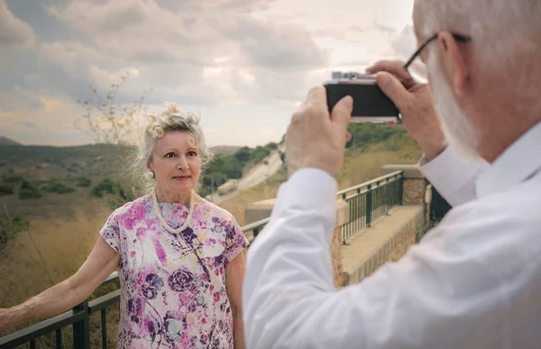 Hombre tomando fotos a la mujer — Foto de Stock