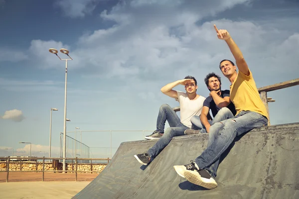 Rapazes no parque de skate — Fotografia de Stock