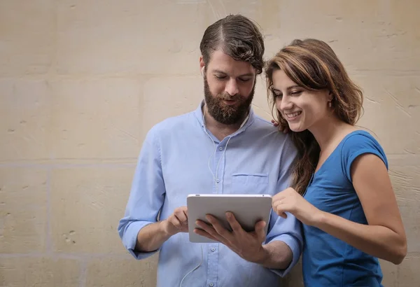 Hombre y mujer con tableta — Foto de Stock